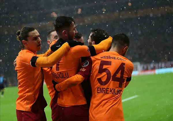 galatasaray-uefaya-kadroyu-gondermek-icin-zamanla-yarisiyor-transfer-endisesi-1643271754785.jpg Galatasaray, UEFA'ya kadroyu göndermek için zamanla yarışıyor! Transfer endişesi...-3