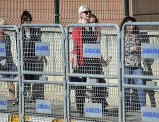 Oktar davası öncesi mahkeme önünde davul zurnalı eğlence