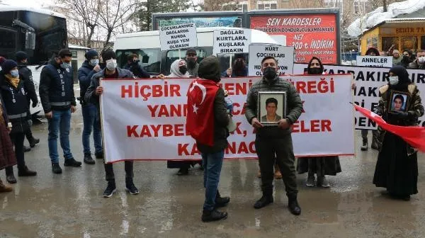 Aileler "Kahrolsun PKK" diye slogan attı HDP'liler engellemeye çalıştı-2