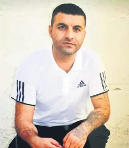 kizinin-sevgilisi-oldugunu-ogrenen-baba-sosyal-medyada-kadin-kiligina-girdi-ancak-gencin-arkadasi-tarafindan-o-1653510137690.jpg Kızının sevgilisi olduğunu öğrenen baba sosyal medyada kadın kılığına girdi! Ancak gencin arkadaşı tarafından öldürüldü-2