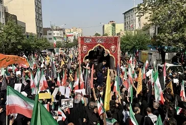 Tahran’da binlerce İranlı sokaklarda! İsrail saldırılarında hayatını kaybedenler için cenaze töreni