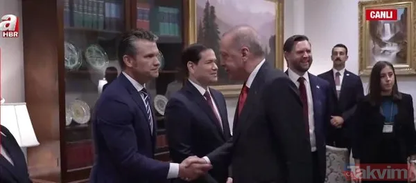 ABD'deki zirveden tarihi kareler! Trump kapıda karşıladı koltuğunu çekti Başkan Erdoğan şeref defterini imzaladı - 7