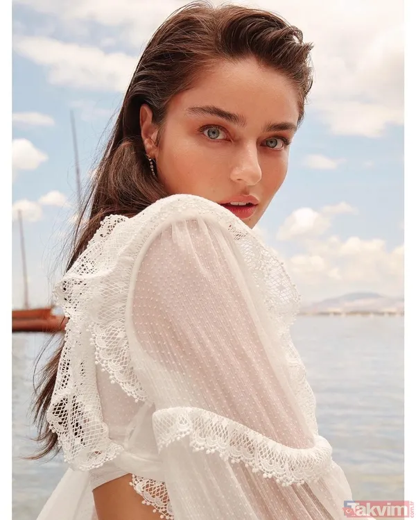 Öte yandan makyajıyla da takipçilerinden tam not alan Ayça Ayşin Turan'ın doğal hali merak konusu oldu.