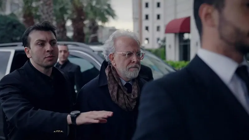 arka-sokaklar-dizisi-alev-yeri-18-yil-sonra-hikayesini-bitirdiler-23-derken-4-ayrilik-1711430698668.jpeg Arka Sokaklar dizisi alev yeri; 2,3 derken 4 ayrılık... 18 yıl sonra hikayesini bitirdiler!-2