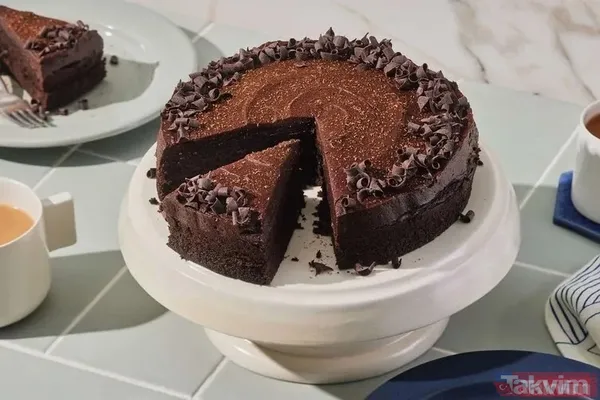 9. Karışımları Birleştirin. Çikolatalı Karışımı Yumurta Sarılı Karışıma Yavaşça Katlayın. Ardından Yumurta Beyazlarının Üçte Birini Karışıma Ekleyip Hafifletin,...