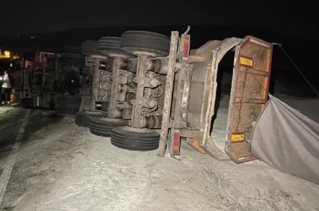 Karabük'te cam madeni yüklü tır devrildi! Bir anda hızlandı, fren tutmadı...