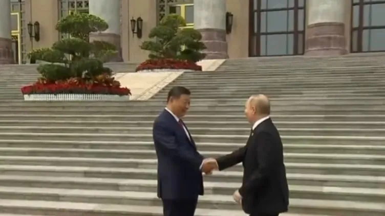 Putin’den yeni dönemin ilk ziyareti Çin’e! Rusya lideri Putin Çinli mevkidaşı Şi Cinping ile bir araya geldi