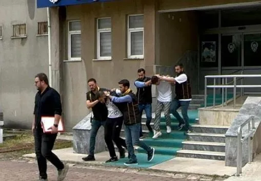 tekirdagda-tekel-bayisine-silahli-saldiri-kursun-yagdirdilar-ambulansi-arayanin-basinda-sise-kirdilar-1692114282643.jpeg Tekirdağ'da tekel bayisine silahlı saldırı! Kurşun yağdırdılar, ambulansı arayanın başında şişe kırdılar-6