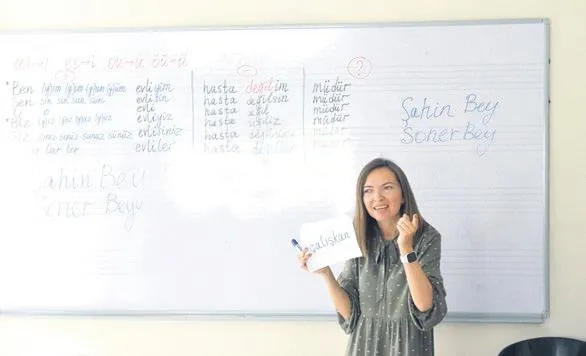 turkiyeye-siginan-ukraynalilar-ilk-once-tesekkur-etmeyi-pazarlik-yapmayi-selamlasmayi-ogreniyorlar-1652045132648.jpeg Türkiye'ye sığınan Ukraynalılar ilk önce teşekkür etmeyi, pazarlık yapmayı, selamlaşmayı öğreniyorlar!-3