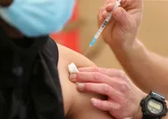 Brezilya’da koronavirüs korkusu bunu yaptırdı: 5 doz aşı olan şüpheli 6’ncı dozu yaptırırken yakalandı