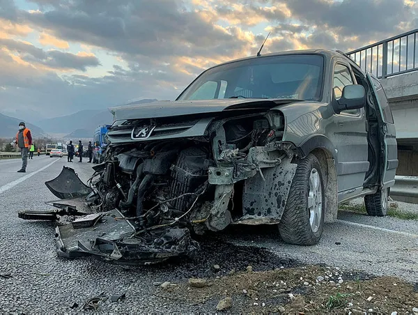 1610273860602.jpg Araçlar hurdaya döndü! Bu otomobilden sağ çıktılar-1