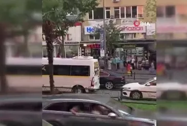 Kavgaya tutuşan kadınlar caddeyi birbirine kattı