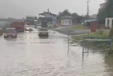 Meteoroloji sarı kodla uyarmıştı! Artvin'de sel felaketi! Araçlar hasar gördü hastaneyi su bastı