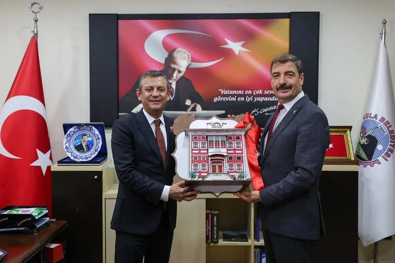 manisa-kula-belediye-baskani-hikmet-donmeze-gozalti-makam-odasinda-2-kisiyi-darbettirdi-1719693066398.jpeg Manisa Kula Belediye Başkanı Hikmet Dönmez'e gözaltı! Makam odasında 2 kişiyi darbettirdi!-1