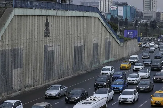 CHP'li İBB dikey bahçeleri söktü yerine "gri duvarlar" bıraktı