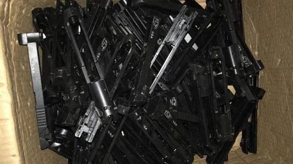 Şüphelinin attığı çuvaldan 219 tabanca üst kapağı çıktı-1