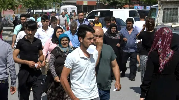 Avcılar'da 18 bin 450 seçmenli okulda büyük kalabalık-7