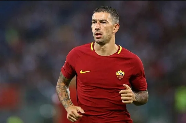 Son dakika transfer haberi: Aleksandar Kolarov 1 yıllığına imzayı attı