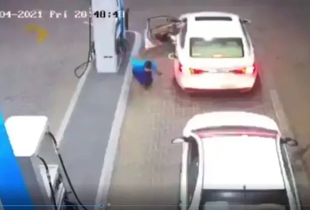 pompacinin-zor-anlari-akaryakit-istasyonunda-yere-dusen-cisim-ortaligi-karistirdi-yanmaktan-zor-kurtuldu-1623009964492.jpg Pompacının zor anları! Akaryakıt istasyonunda yere düşen cisim ortalığı karıştırdı! Yanmaktan zor kurtuldu...-2