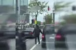 Yer: İstanbul... Trafikte tartıştığı sürücünün dikiz aynasını levyeyle kırdı: O anlar kamerada