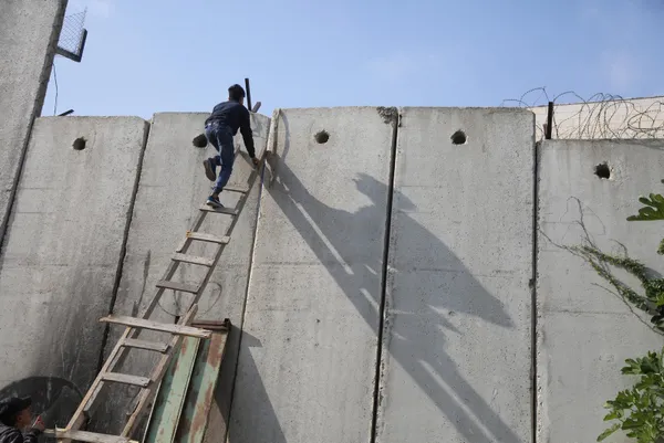 Filistinliler cuma namazı için İsrail'in engellerini böyle aşıyor-6
