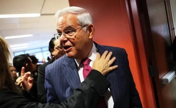 turkiye-karsitligiyla-biliniyor-rusvetle-suclanan-bob-menendez-bu-sefer-fena-terledi-sorulari-beklemeden-salon-1695672908355.jpeg Türkiye karşıtlığıyla biliniyor! Rüşvetle suçlanan Bob Menendez bu sefer fena terledi: Soruları beklemeden salonu terk etti-10