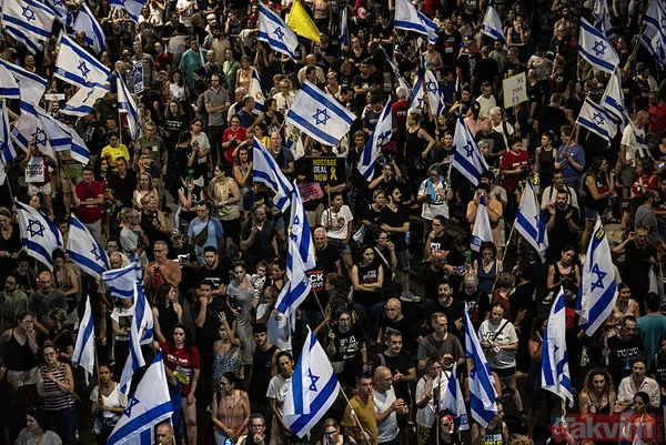 Tel Aviv yine sokaklara döküldü! Eli kanlı Netanyahu'nun evinin önünde büyük protesto: Sen baştasın, sen suçlusun - 11