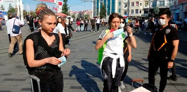 taksim-polisi-dronela-maske-ve-sosyal-mesafeye-uymalari-icin-turistleri-uyardi-1602513814769.jpg