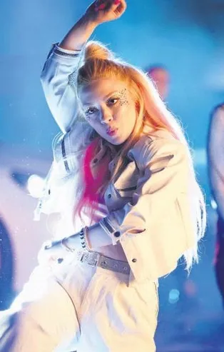 Şarkıcı Ece Seçkin rap modasına uydu