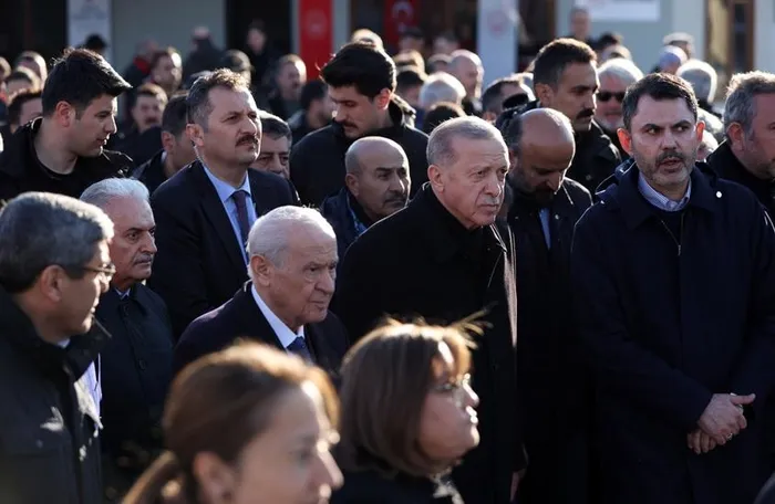 deprem-bolgesine-ozel-onem-baskan-recep-tayyip-erdogan-2023-yilinda-76-yurt-ici-ziyareti-gerceklestirdi-1703954930809.jpeg Deprem bölgesine özel önem | Başkan Recep Tayyip Erdoğan 2023 yılında 76 yurt içi ziyareti gerçekleştirdi-8