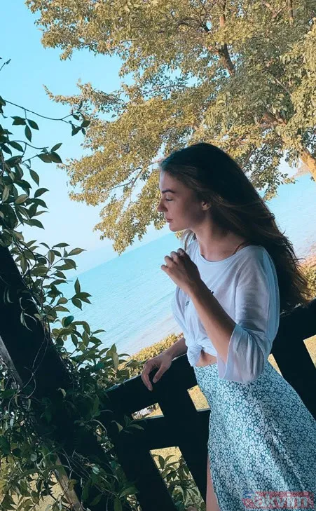 Burcu Özberk yine makyajsız ve doğal... - 3