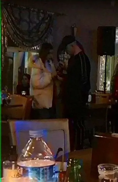 ozcan-denizden-sevgilisi-samar-dadgari-simartan-jestler-kesenin-agzini-acti-1641406552927.jpeg Özcan Deniz'den sevgilisi Samar Dadgar'ı şımartan jestler! Kesenin ağzını açtı...-4