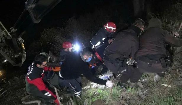 Son dakika: Kocaeli'de gece yarısı zamanla yarış! Suyun ortasında dakikalarca kurtarılmayı bekledi-6