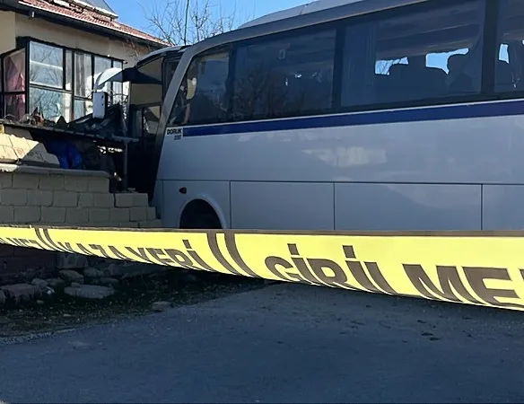 Konya’da belediye otobüsü ile öğrenci servisi çarpıştı: 17 yaralı