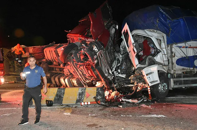 Son dakika: Kırıkkale'de korkunç kaza! TIR, kamyon, minibüs birbirine girdi! Ölü ve yaralılar var