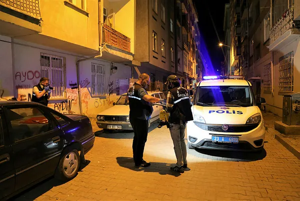 elazigda-yabanci-uyruklu-bir-sahis-kizi-vermediler-diye-ates-acti-2-yarali-10-gozalti-1591689947973.jpg Elazığ’da yabancı uyruklu bir şahıs, kızı vermediler diye ateş açtı: 2 yaralı, 10 gözaltı-4