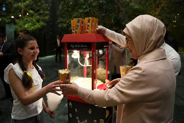 Devlet Ana Emine Erdoğan savaş mağduru Ukraynalı çocuklarla iftarda bir araya geldi! "Nobel Barış Ödülü'ne layık olduğu gün gibi aşikâr"-3