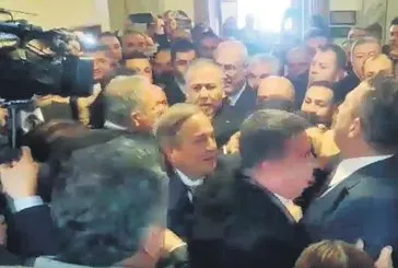 CHP'li vekillerden skandal! İçişleri Bakanı Yerlikaya'nın komisyona girişini engellemeye çalıştılar
