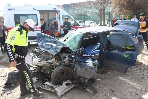 Son dakika: İşçileri taşıyan midibüs otomobille çarpıştı: 12 yaralı-9