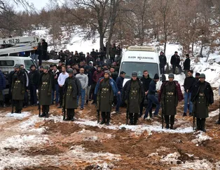 Şehit Fevzi Altınayak'ın cenazesinde duygulandıran kare! Üşümesinler diye...