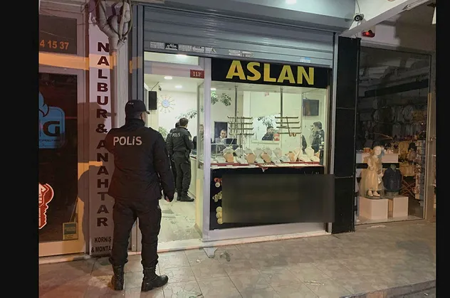 İstanbul'da hareketli gece! Yarım kilo altınla kaçtılar