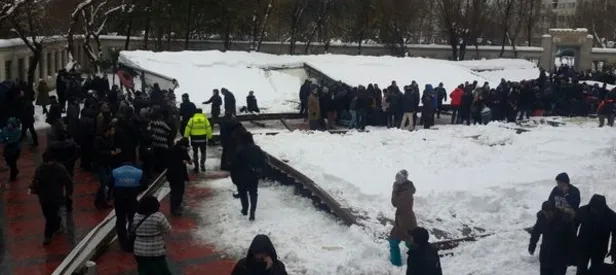 Camide tente çatı çöktü! Ölü ve yaralılar var