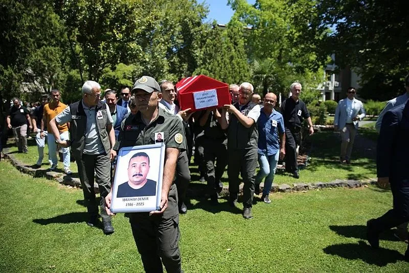 İzmir'deki yangına müdahale ederken şehit olan dozer operatörü Demir için tören düzenlendi. (AA)