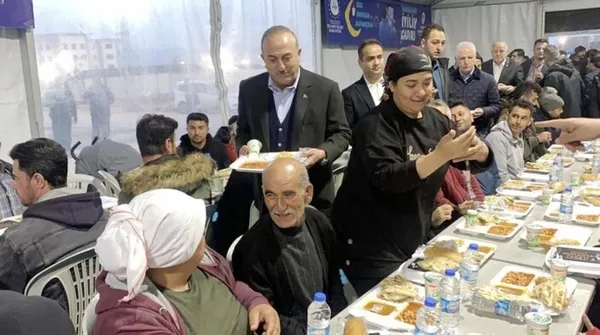 bakanlar-ilk-iftarini-depremzedelerle-birlikte-acti-1679603159398.jpg