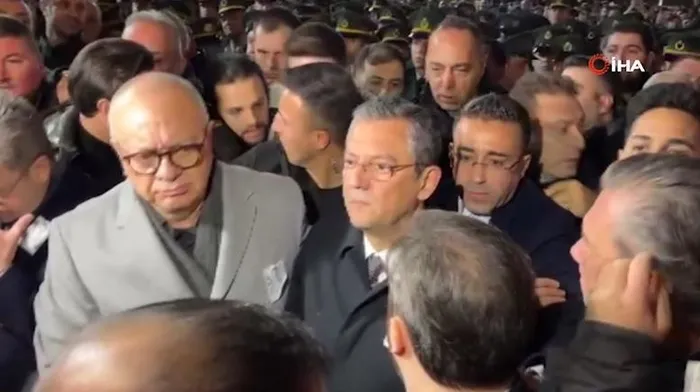 pkknin-siyasi-uzantisi-hdpdeme-destek-veren-chp-lideri-ozgur-ozele-manisadaki-sehit-cenazesinde-tepki-yagdi-oz-1703437305450.jpeg PKK'nın siyasi uzantısı HDP/DEM'e yol yürüyen CHP lideri Özgür Özel'e Manisa'daki şehit cenazesinde tepki yağdı: Özgür dışarı-3