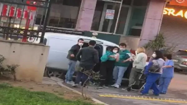 SON DAKİKA: Sancıları tutan hamile kadın hastane kapısında araçta doğum yaptı-3