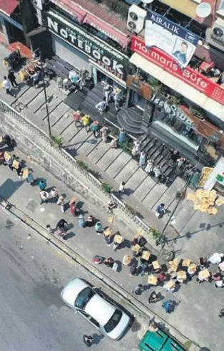 Şirinevler'de ise sıra dışı telaş! Bayram'da ucuz tatlı almak isteyenler uzun kuyruklar oluşturdu