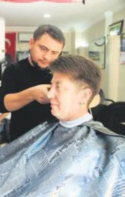 Erkek berberinde traş oluyor