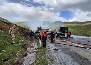 Tatvan’da Tırlar çarpıştı: 2 sürücü öldü