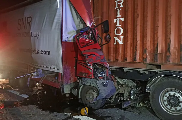 Düzce'de korkunç kaza! Kamyonun halini görenler gözlerine inanamadı: 1 ölü